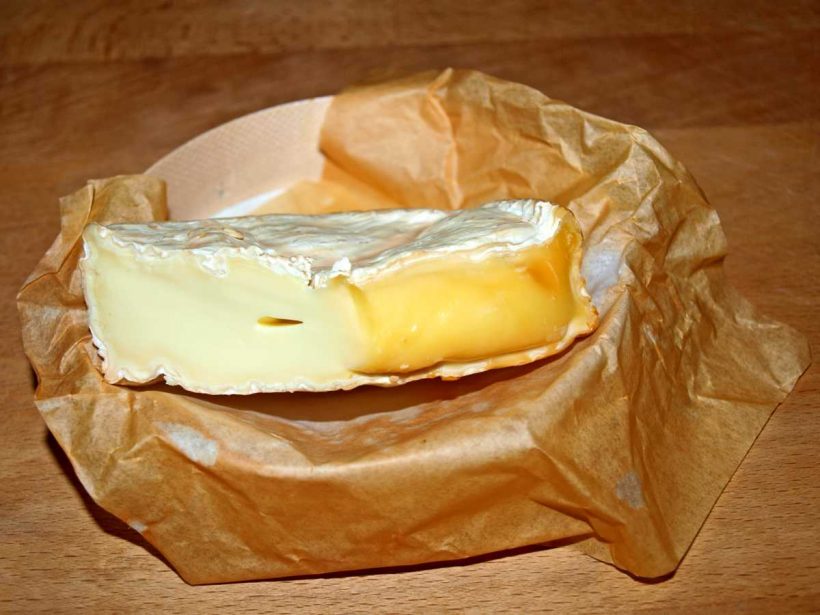 Ein Camembert nach den Käse räuchern.