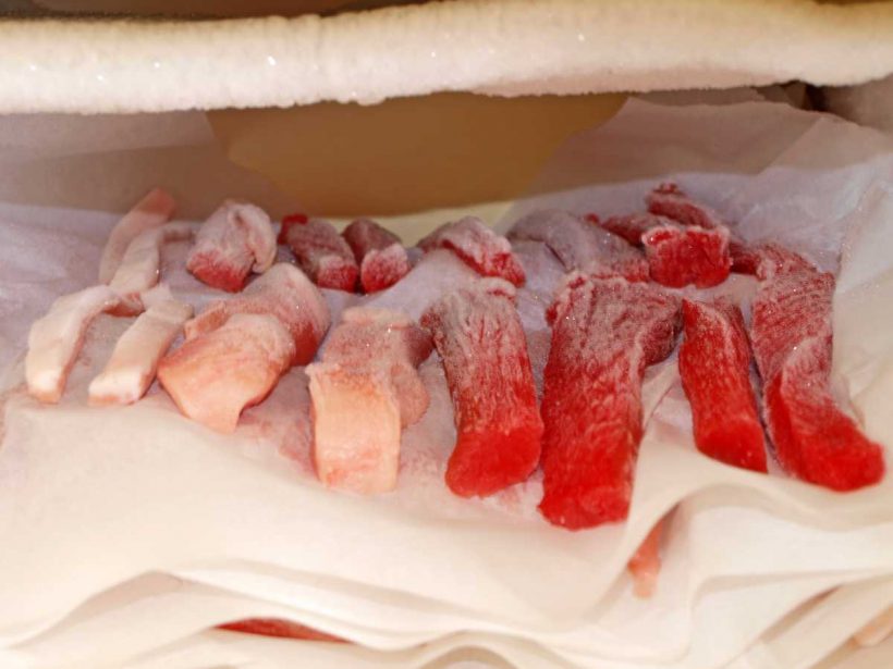 Das Anfrieren der Fleischwaren beim Salami selber machen.