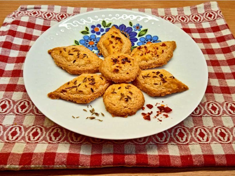 Vegetarische italienische Vorspeisen die deftigen Parmesan Kekse.