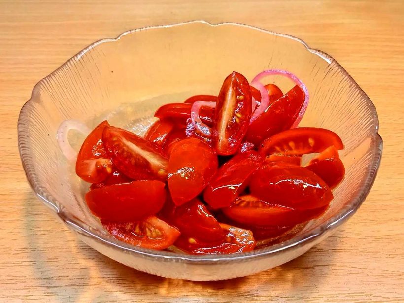 Antipasti Rezepte italienisch mit Zwiebeln und Tomaten mischen.