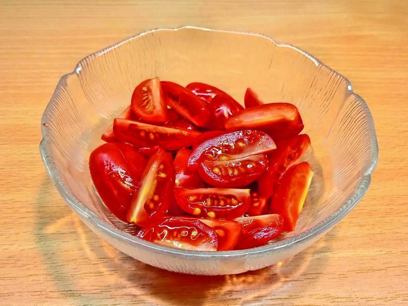 Tomaten für Antipasti Rezepte italienisch vierteln und in eine Schüssel geben.