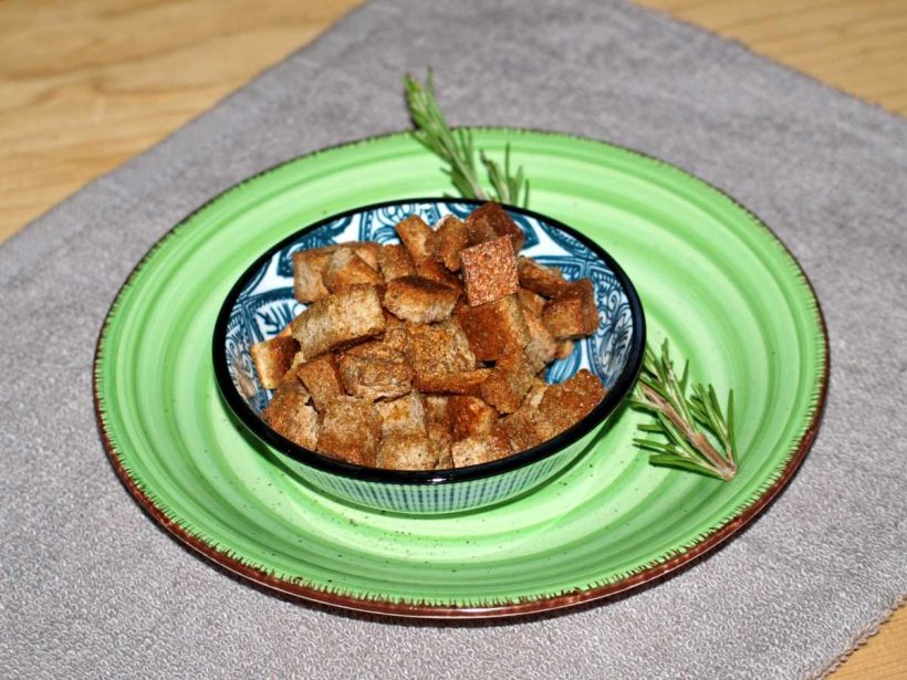 Knoblauch Croutons sind eine sehr einfache italienische Vorspeise.