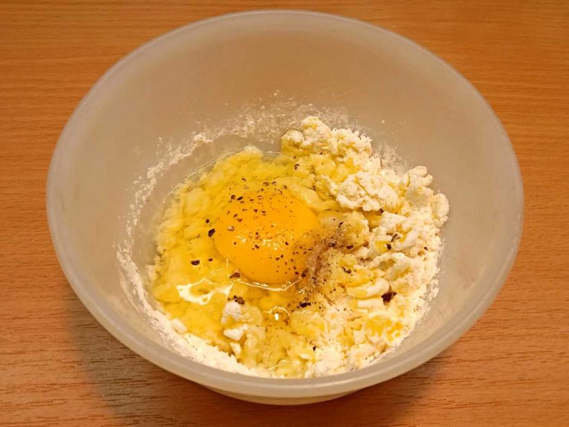 Das Ei in das italienische Vorspeisen Rezept hinzufügen.