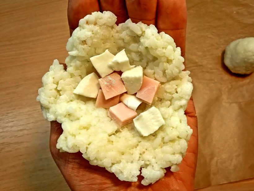 Warme italienische Vorspeisen Rezepte in der Hand eine Schale aus Reis formen und befüllen.